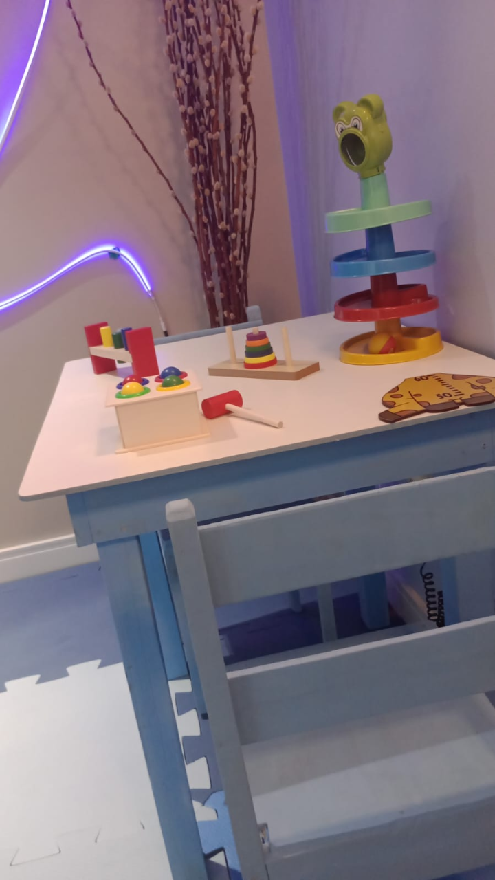 Mesa com materiais terapêuticos